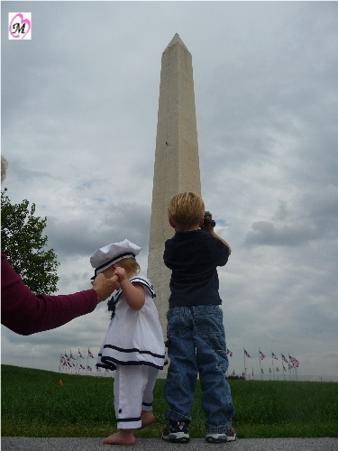 3 year old filiming daddy rappel Washington Monument